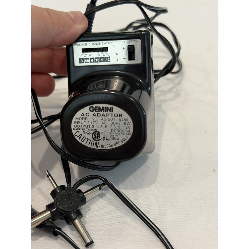 UNIVERSAL GEMINI AC ADAPTER MODEL:AS-501  OUTPUT 3, 4.5, 6, 7.5, 9.  12V vintage